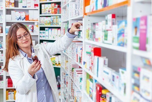 farmacista cerca prodotto