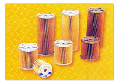 Bobinas de alambre de cobre de diferentes tamaños sobre un fondo amarillo brillante.