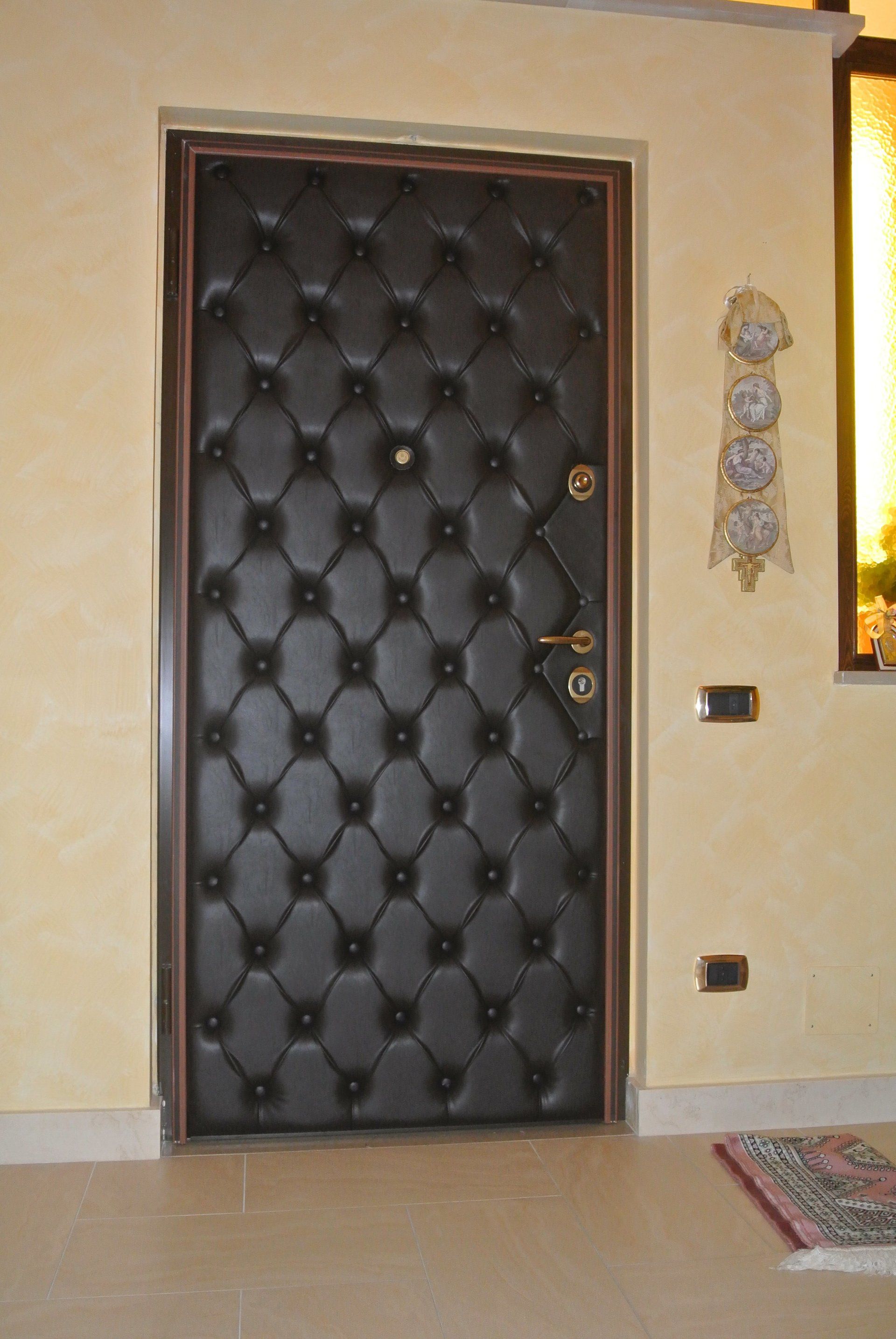 porta blindata nera