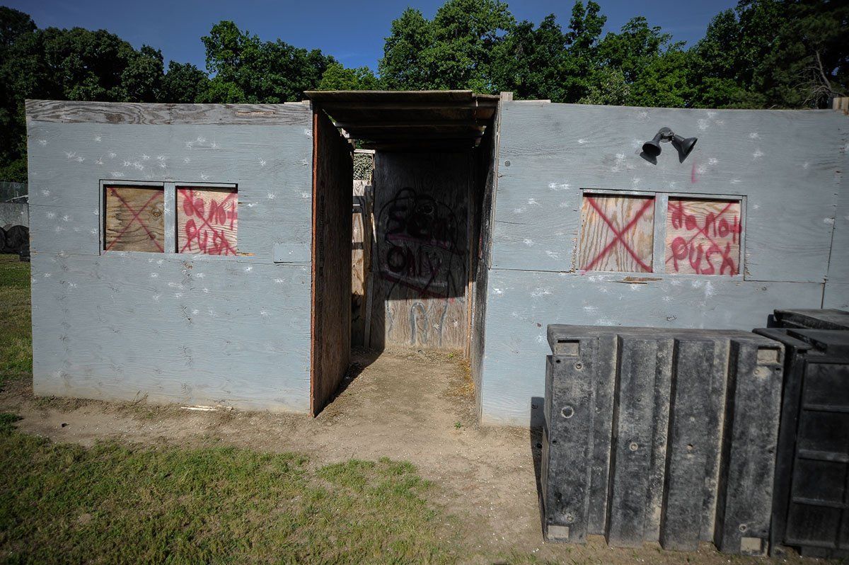 A gray building with graffiti on it that says body pack