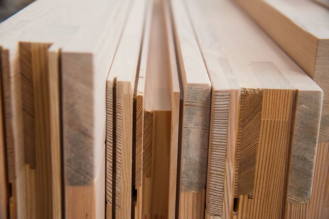 diverse varietà e colori di legno