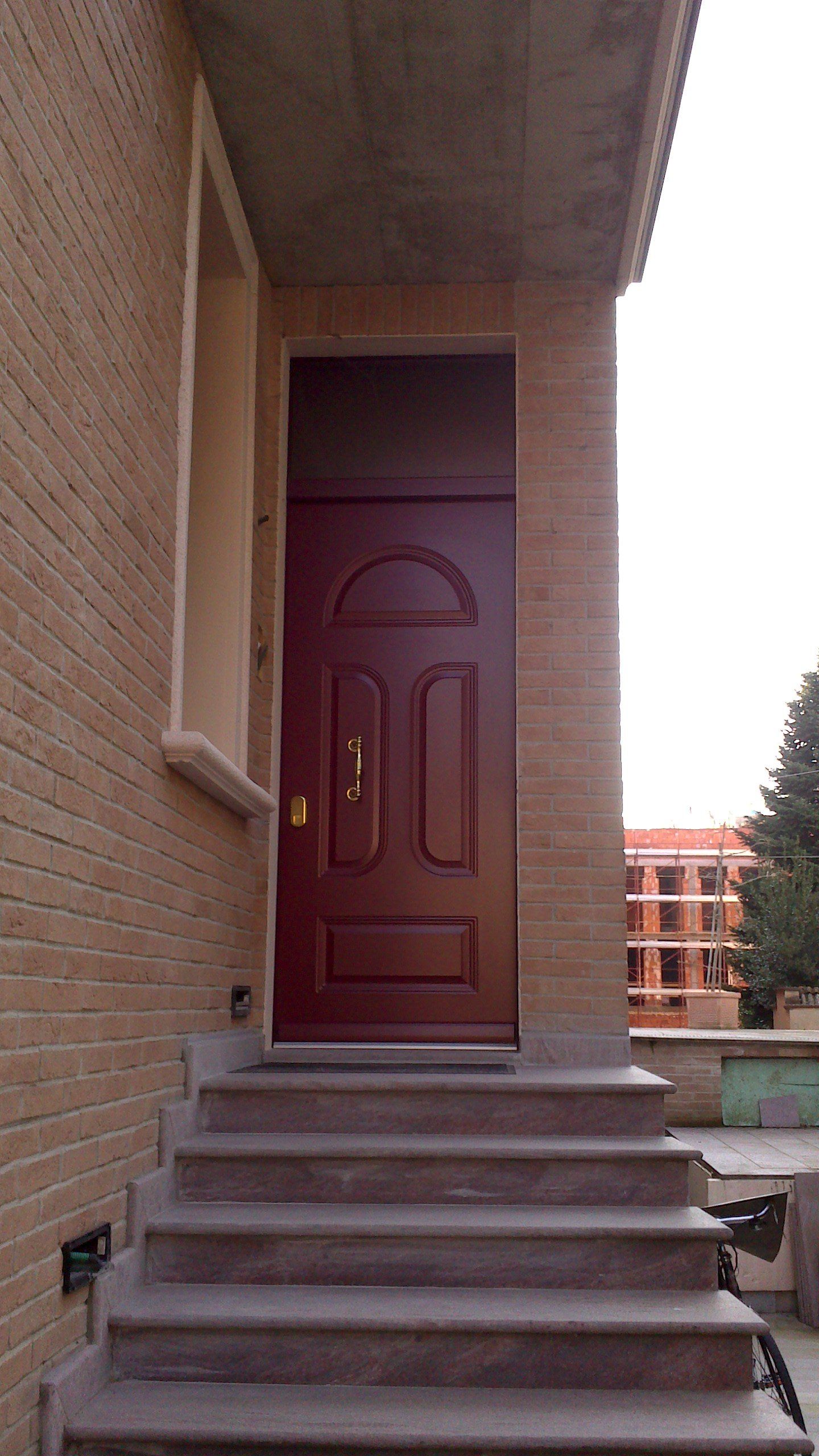 porta blindata in legno con maniglia dorata