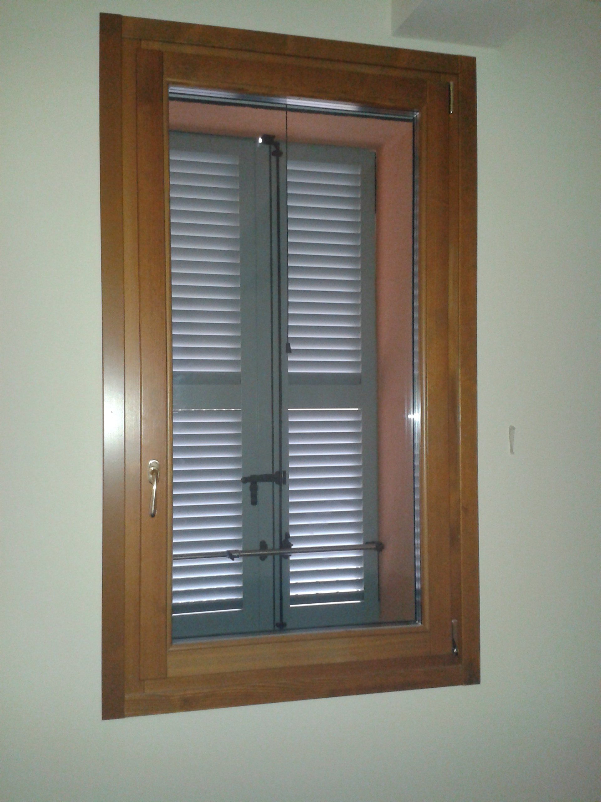 finestra in legno massello
