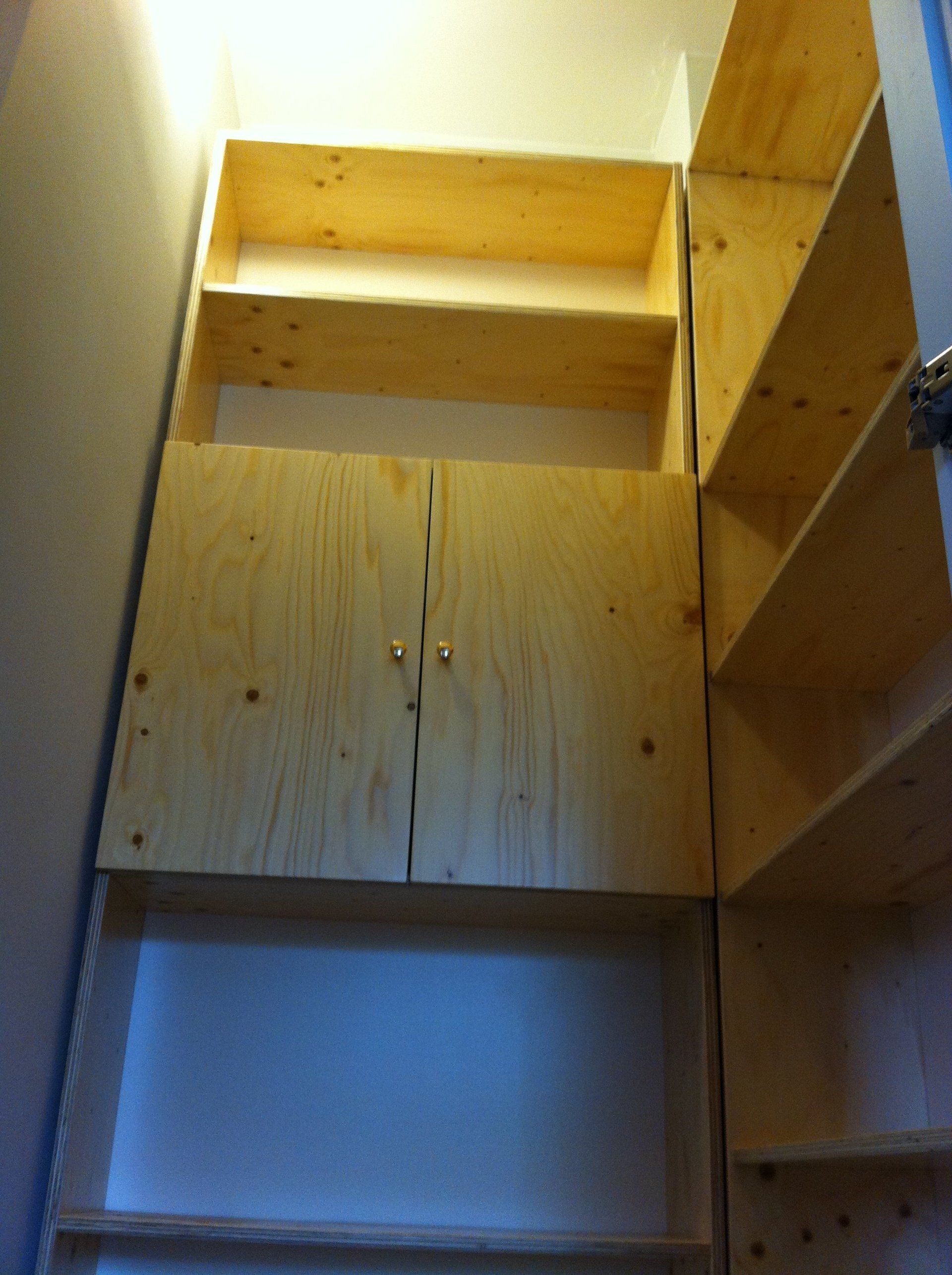 armadietto sospeso in legno chiaro