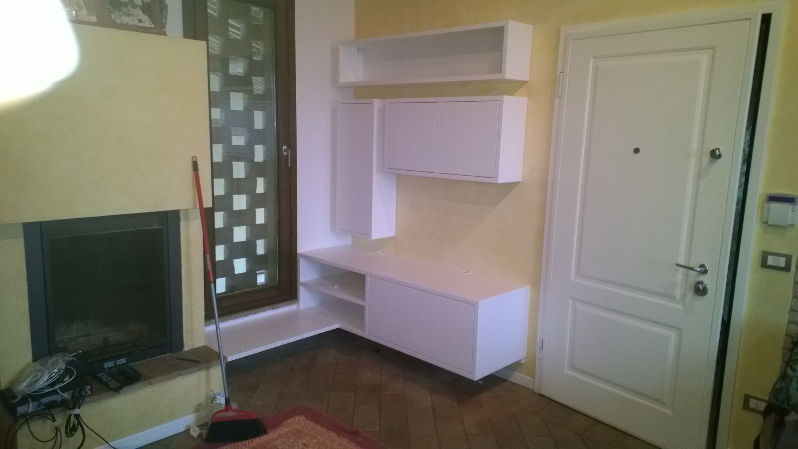 mobili per soggiorno sospesi