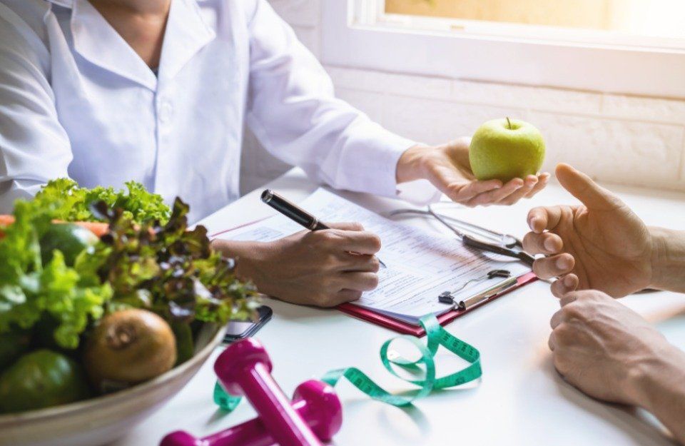 nutrizionista durante una consulenza in studio