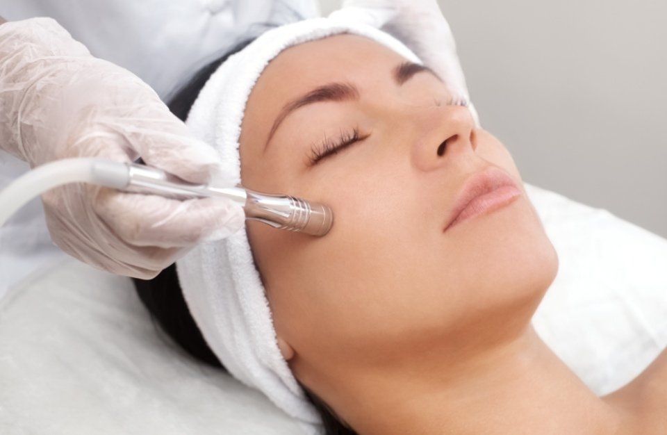 donna durante un trattamento dermatologico