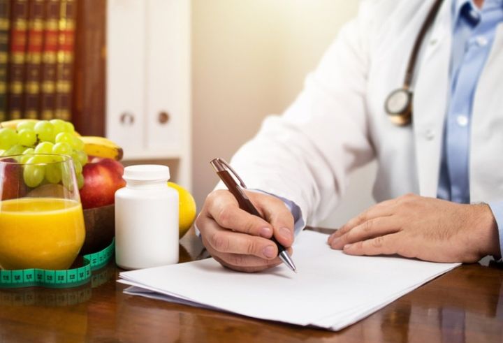 nutrizionista mentre elabora un piano alimentare