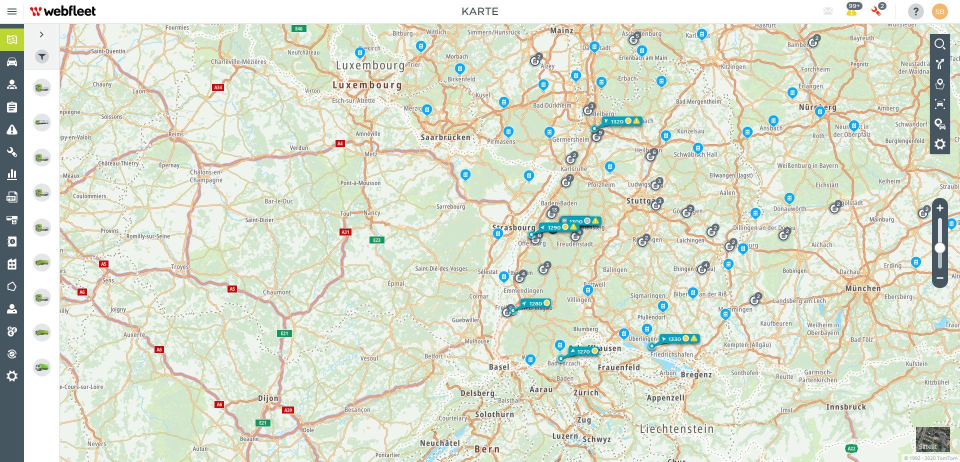 Auf einem Computerbildschirm wird eine Karte eines Landes mit vielen Städten und Straßen angezeigt.