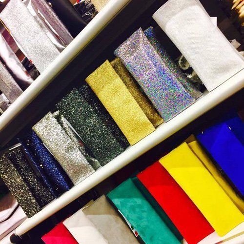 borse di vari colori su alcuni scaffali