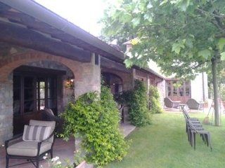 una casa e un giardino