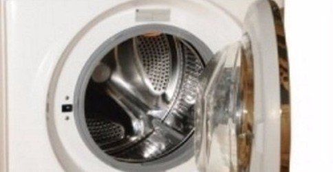 una lavatrice con l'oblò aperto