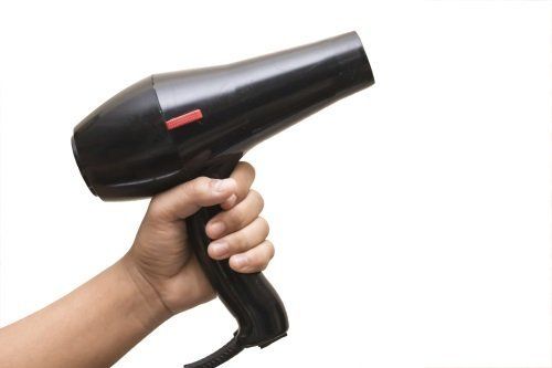 una mano con un phon
