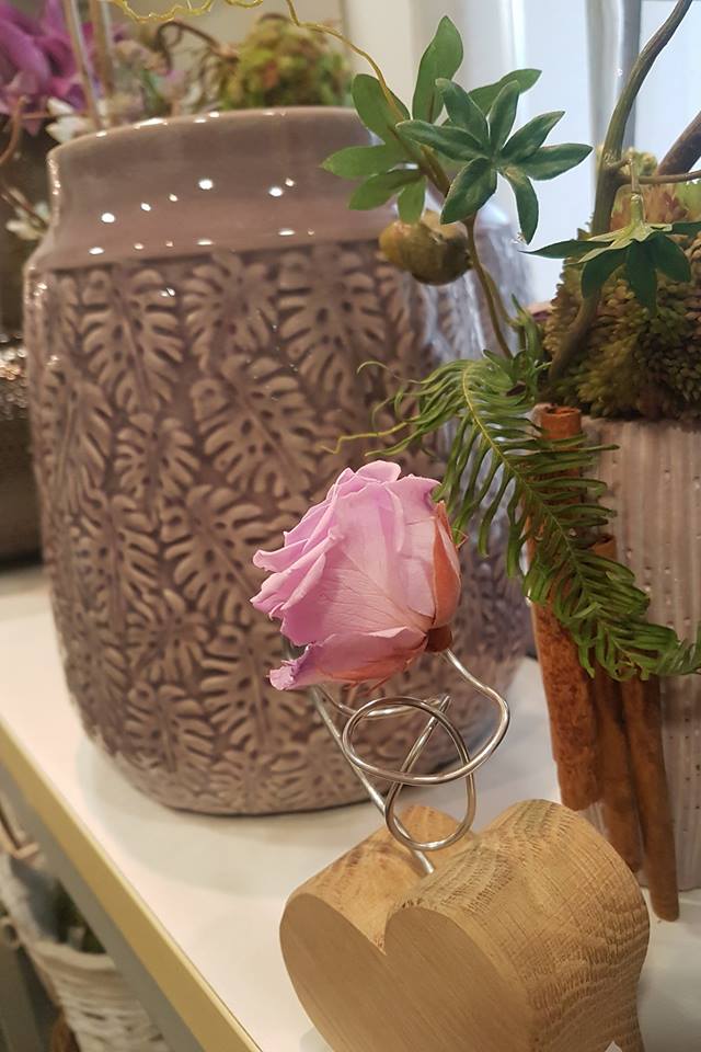 Vaso per fiori rosa antico con foglie