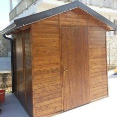 casa legno con finestra