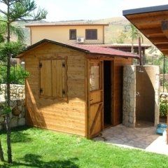 casetta legno con finestra