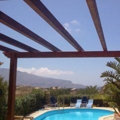 pergolato bordo piscina