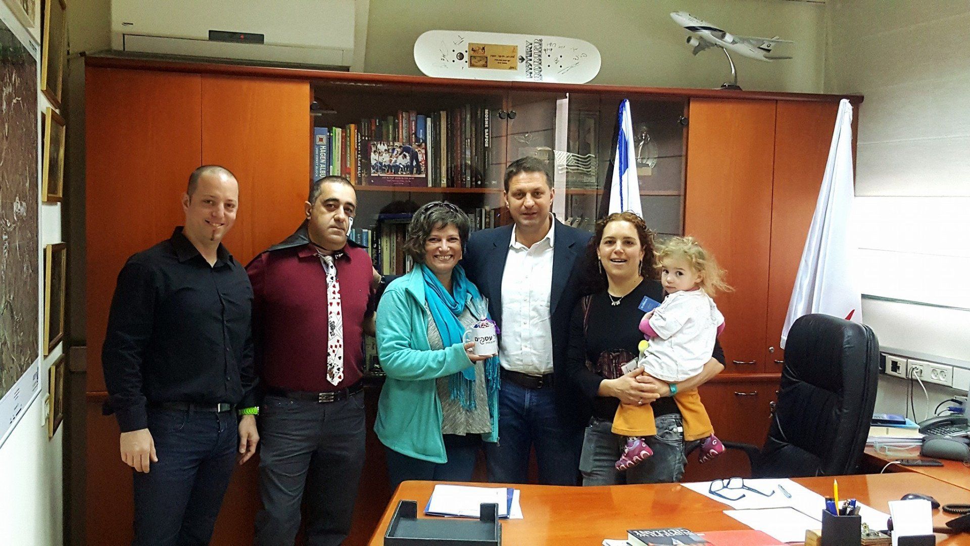 קבוצה של אנשים מצטלמים במשרד.