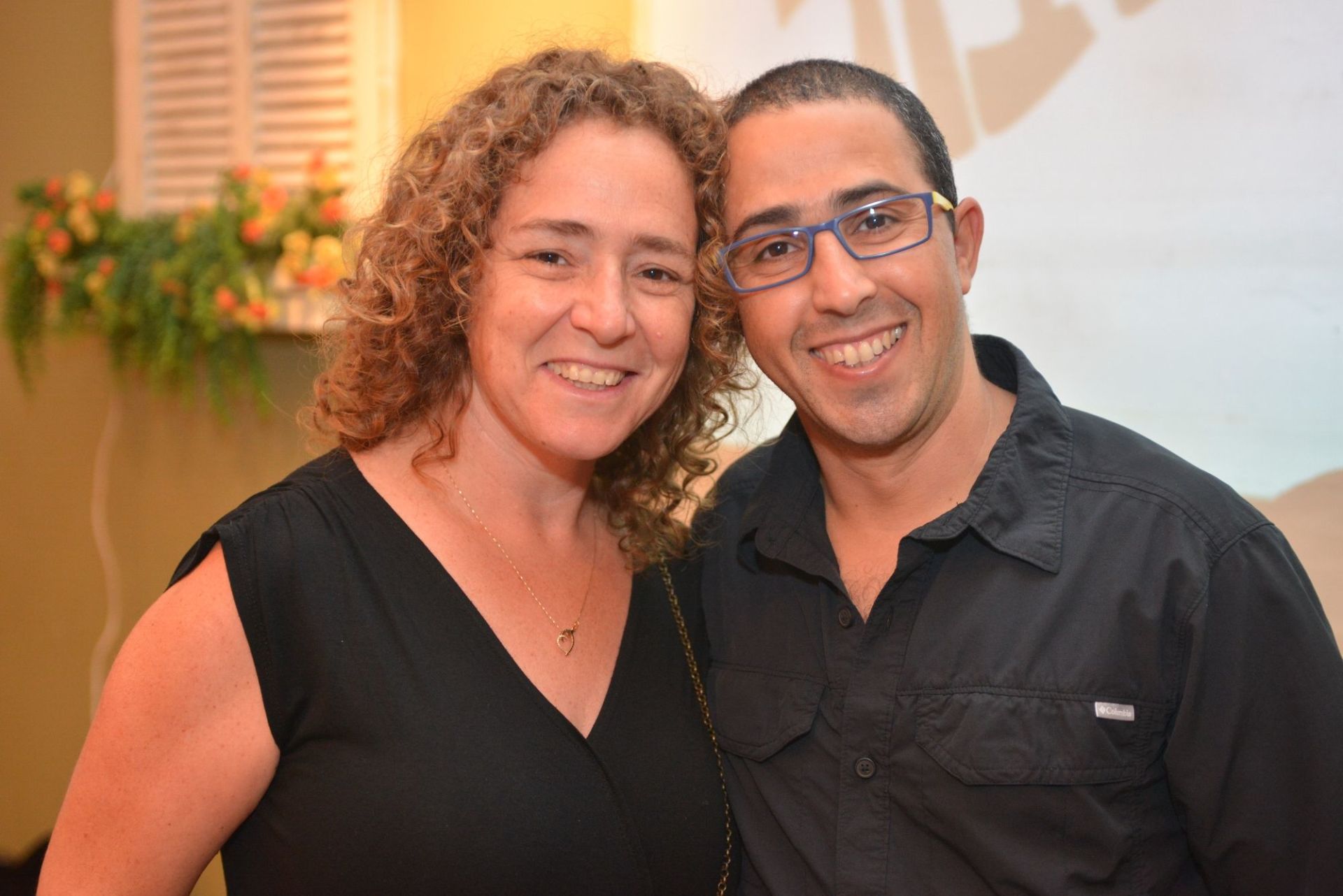גבר ואישה מצלמים יחד