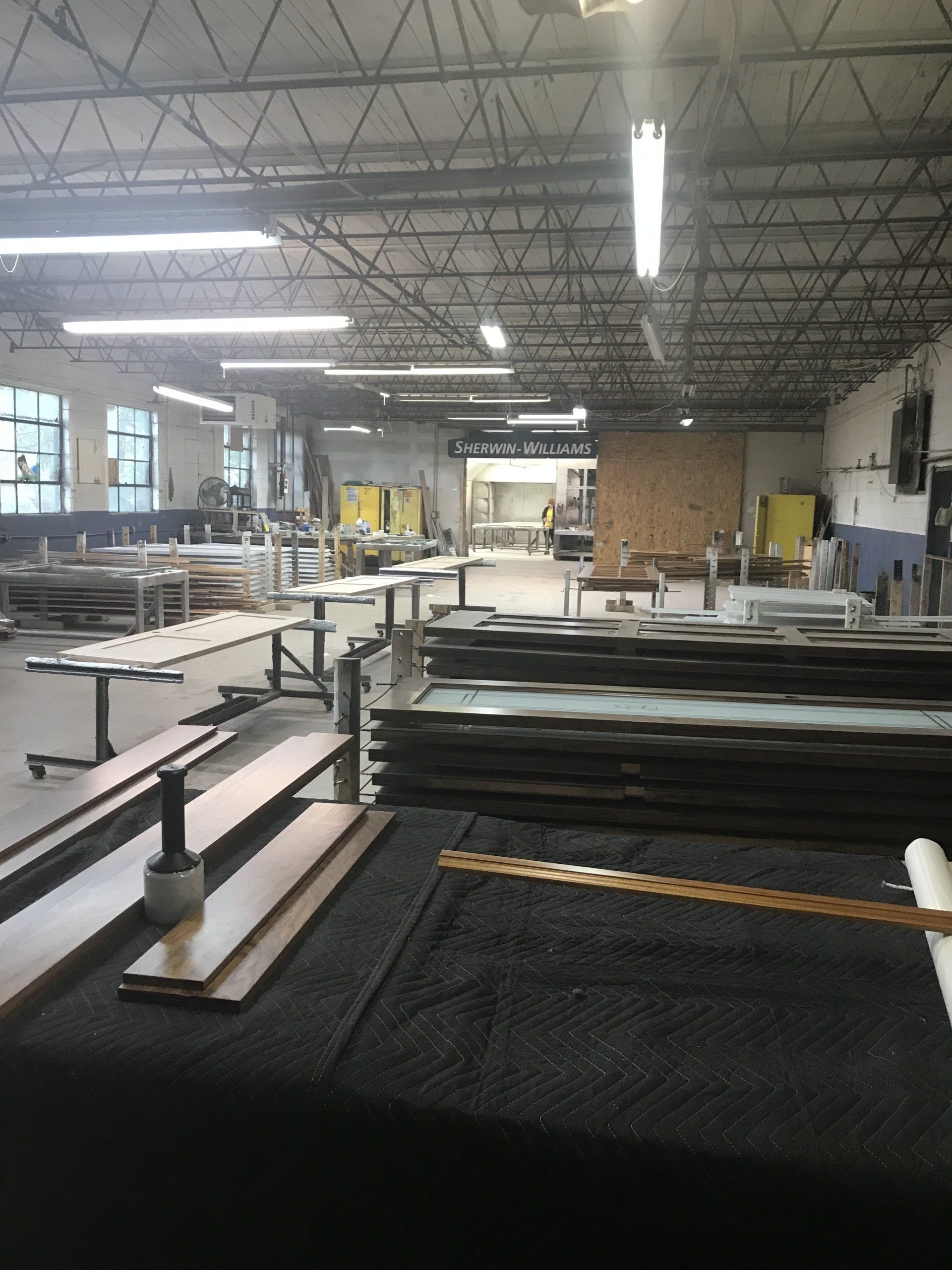A large room with a lot of tables and chairs