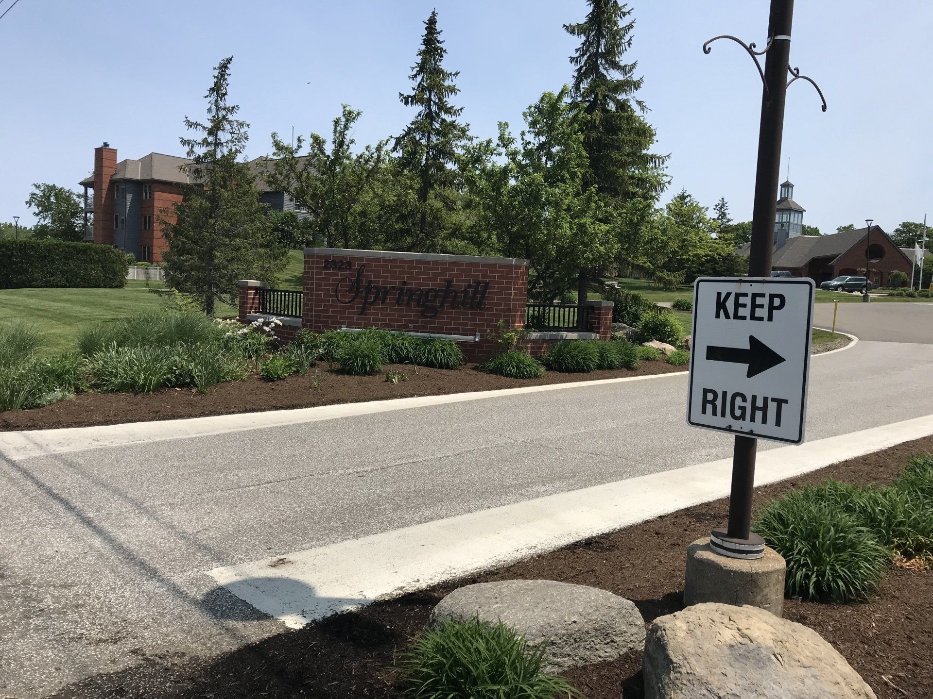 A sign that says keep right on it