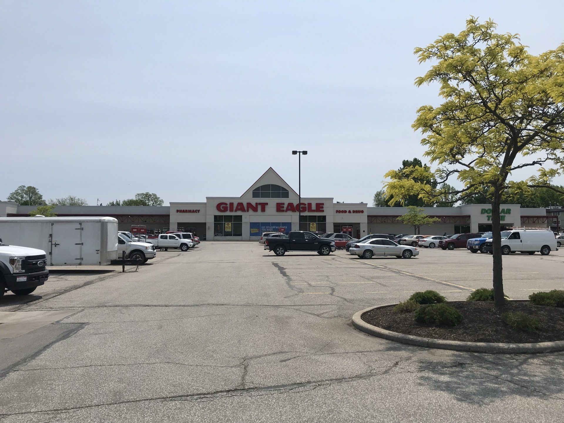 A giant eagle store with cars parked in front of it