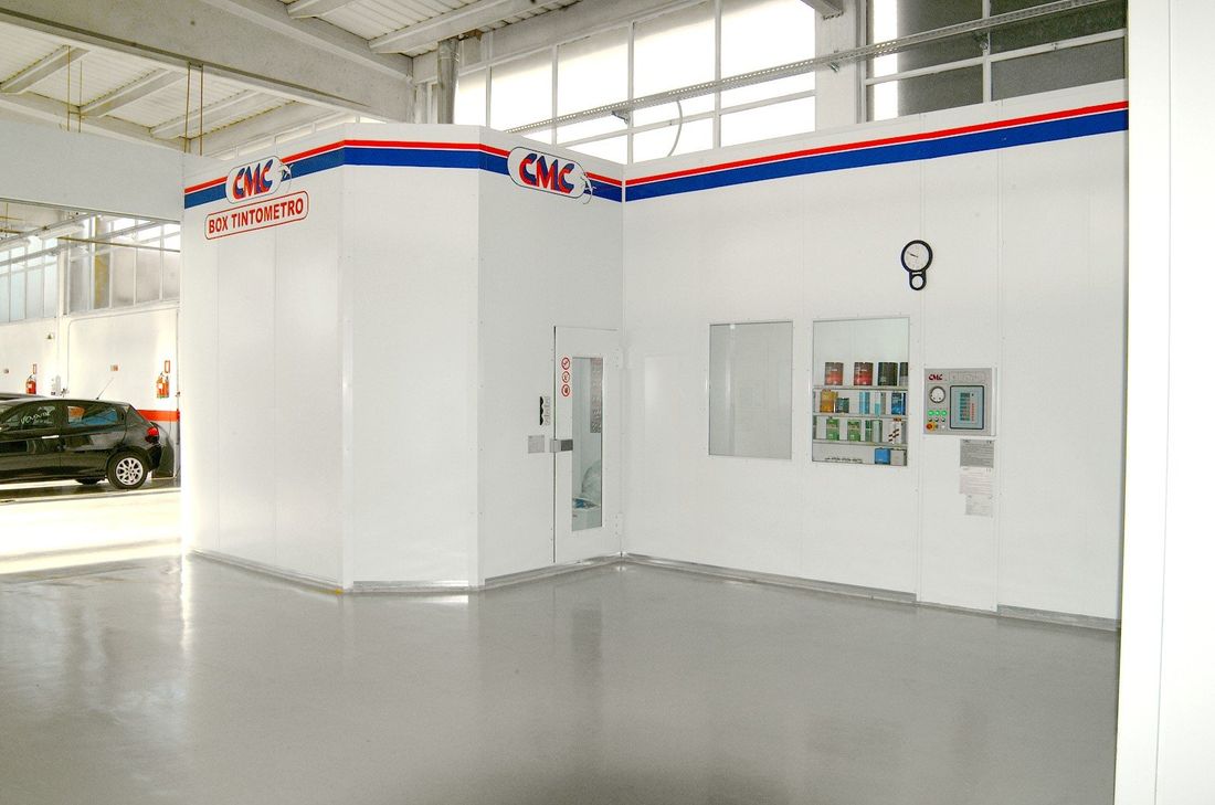 spazio per la verniciatura della carrozzeria auto