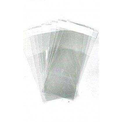 Un mucchio di sacchetti di plastica trasparenti impilati l'uno sull'altro su uno sfondo bianco.