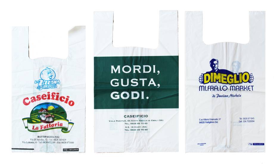 Tre sacchetti di plastica sono posizionati uno accanto all'altro su uno sfondo bianco.