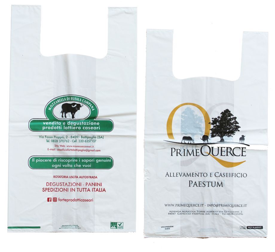 Un sacchetto di plastica bianco con una mucca e degli alberi sopra