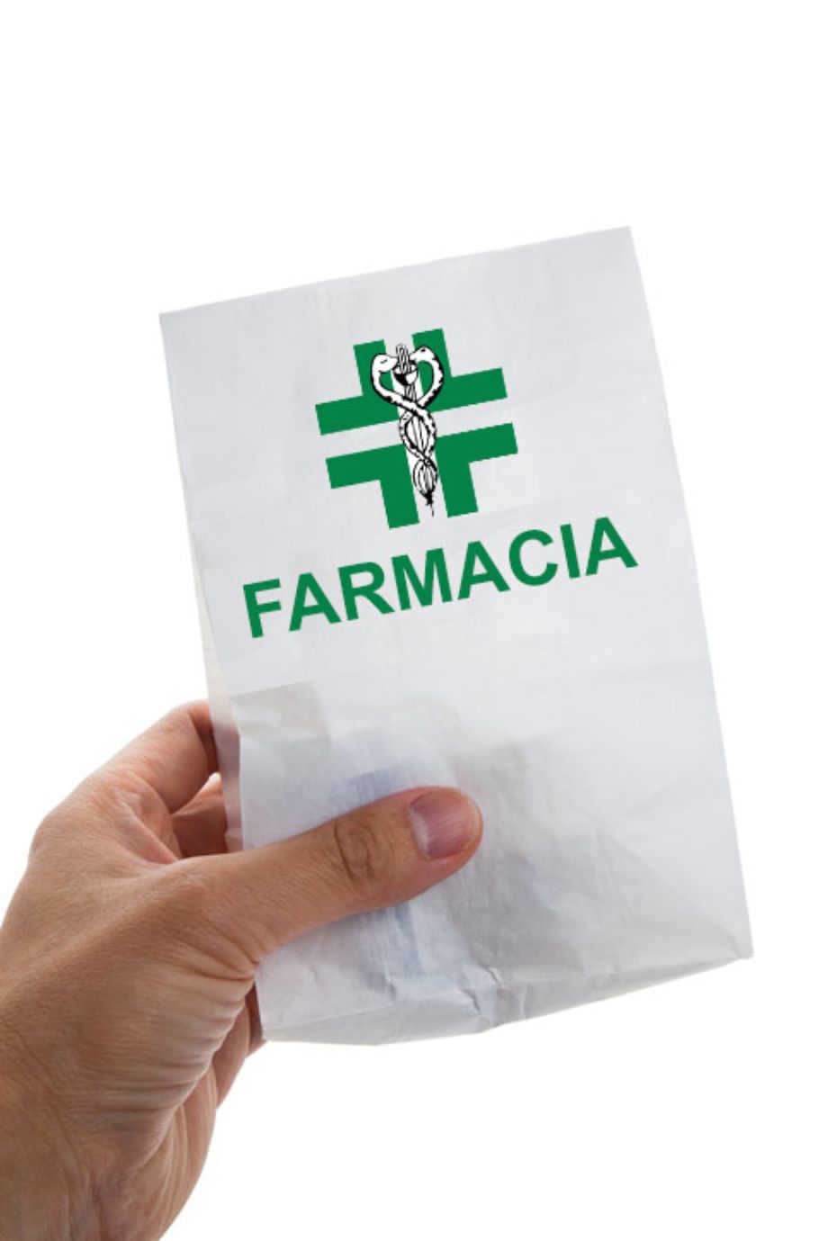 Una persona tiene in mano una borsa con la scritta 