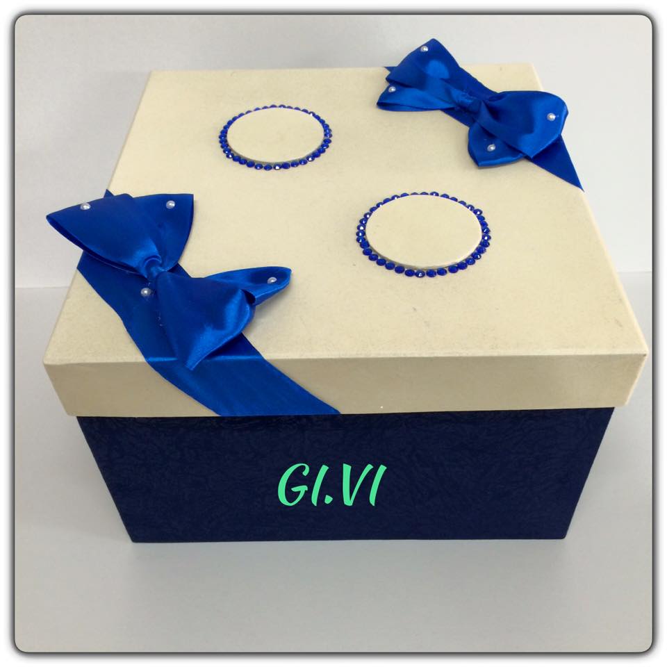 Scatola con fiocchi blu