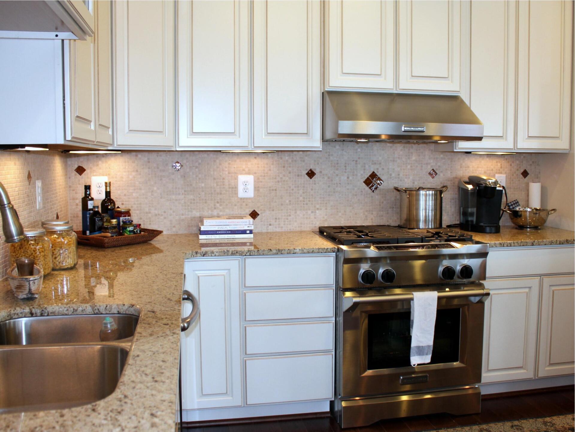 Kitchen with white cabinets and granite countertops | Palm Bay | Covell Communities | Chester, Maryland 21619