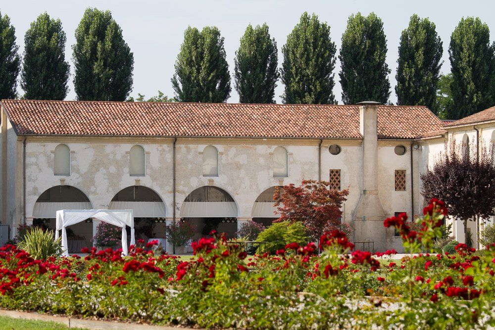 chiostro di villa con fiori