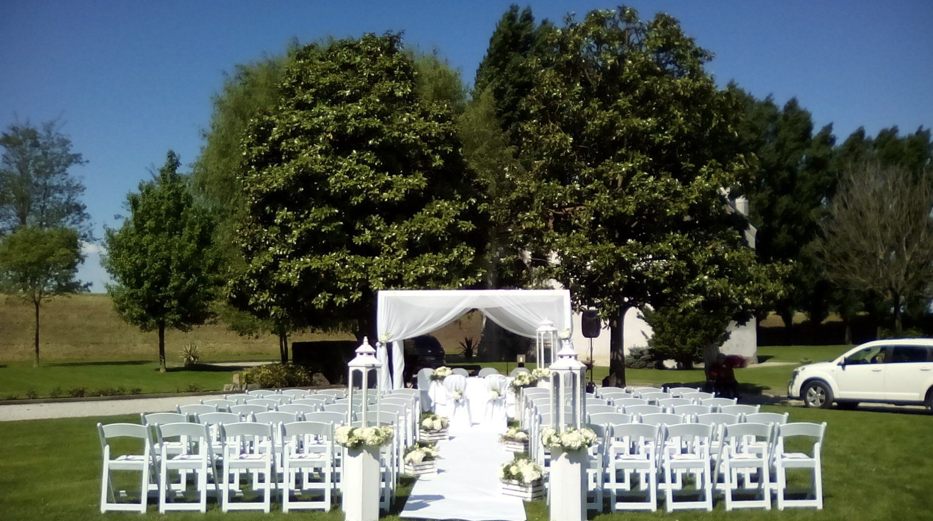 sedie posizionate per cerimonia di matrimonio