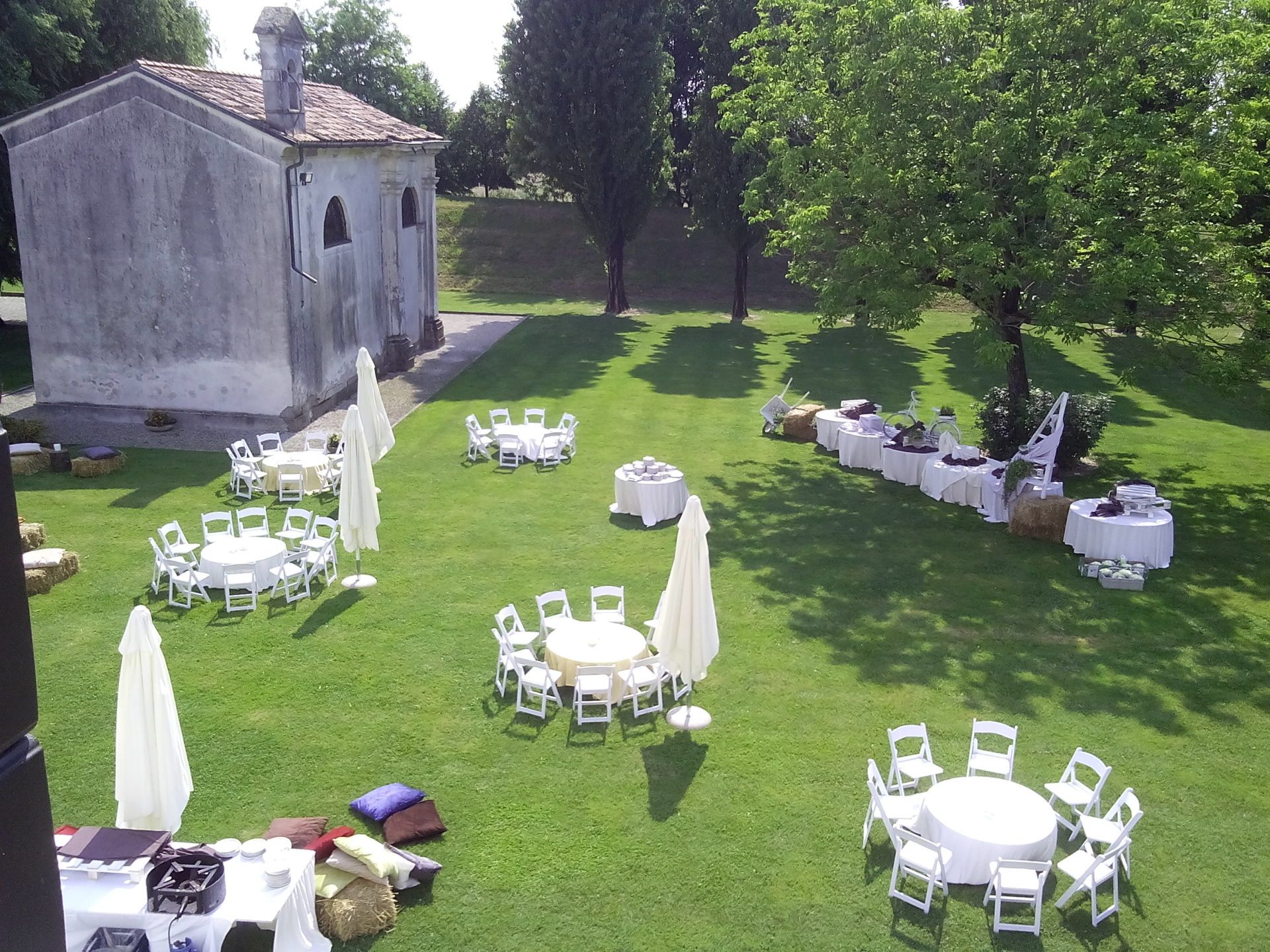 tavoli per matrimonio in giardino