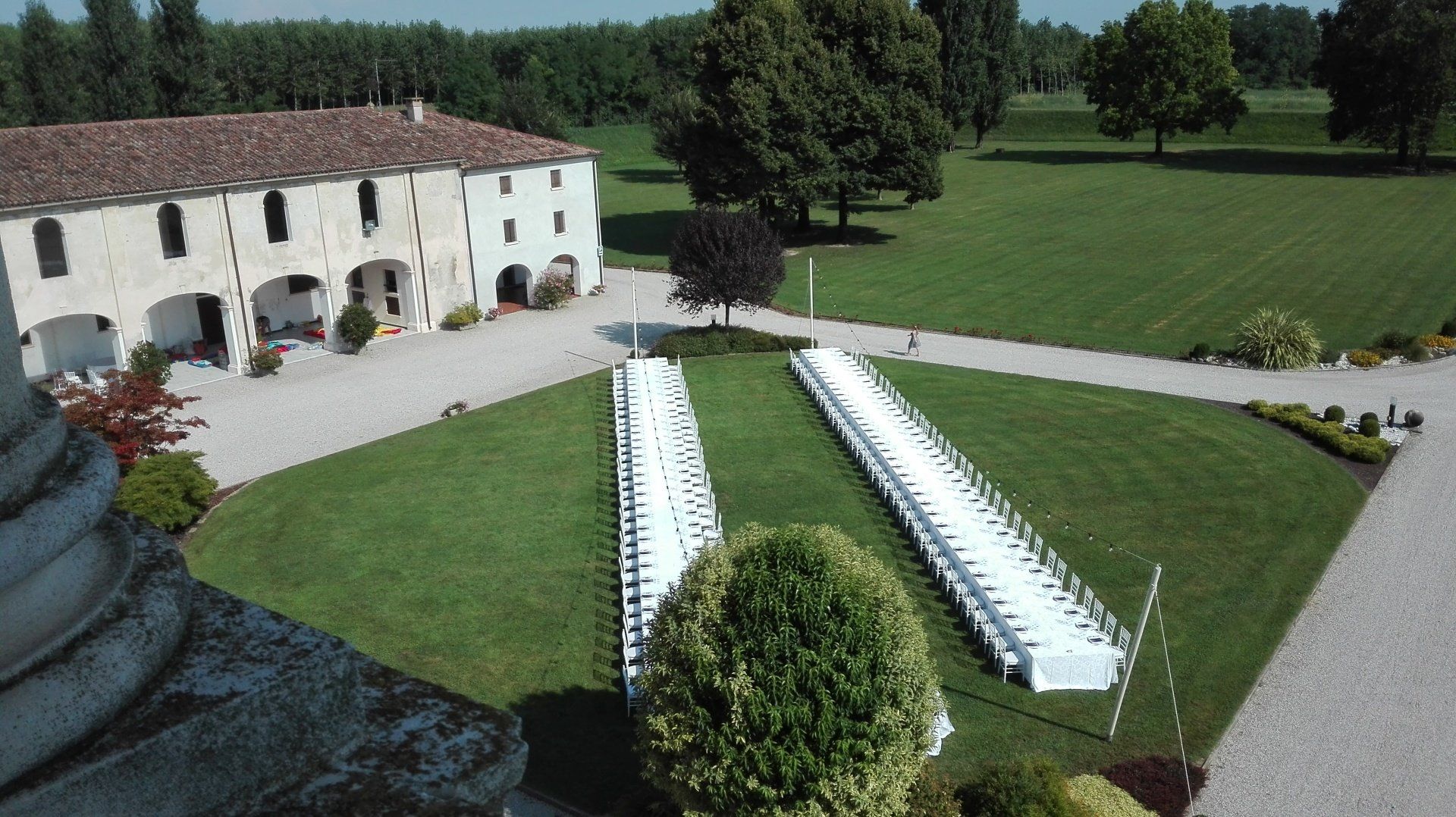 giardino con allestimento per matrimoni