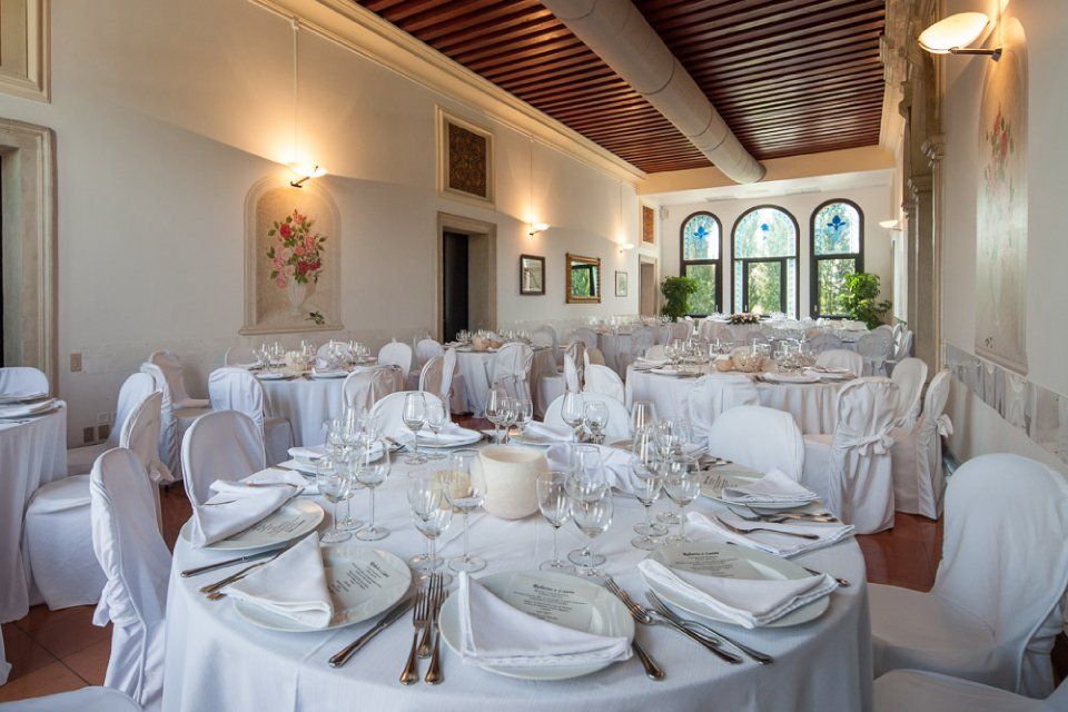 sala allestita per ricevimento di matrimonio
