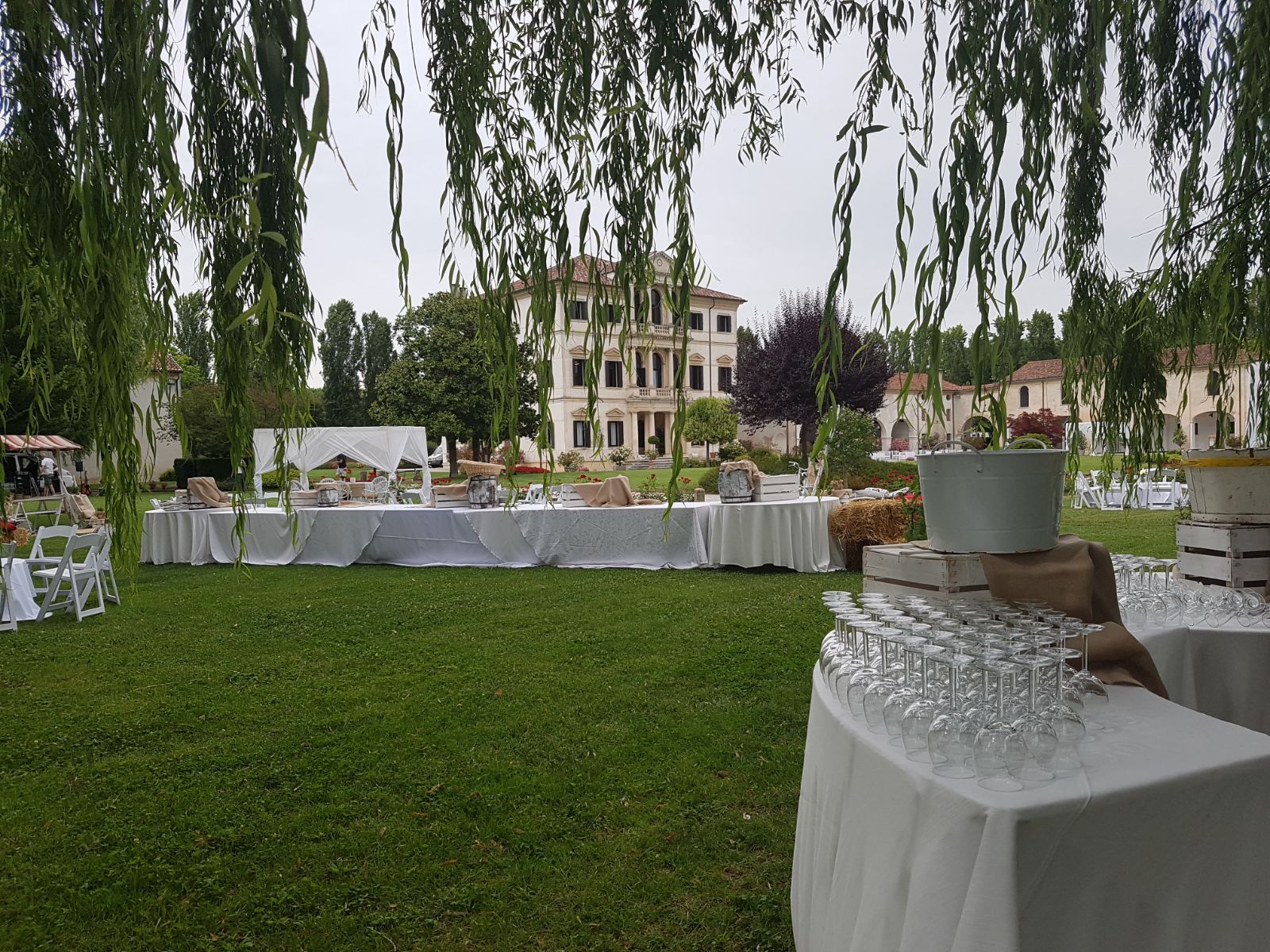 buffet di matrimonio in giardino