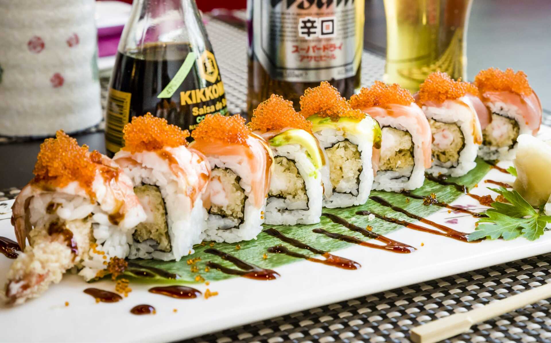 uramaki con gambero in tempura in un ristorante giapponese a Bari all you can eat