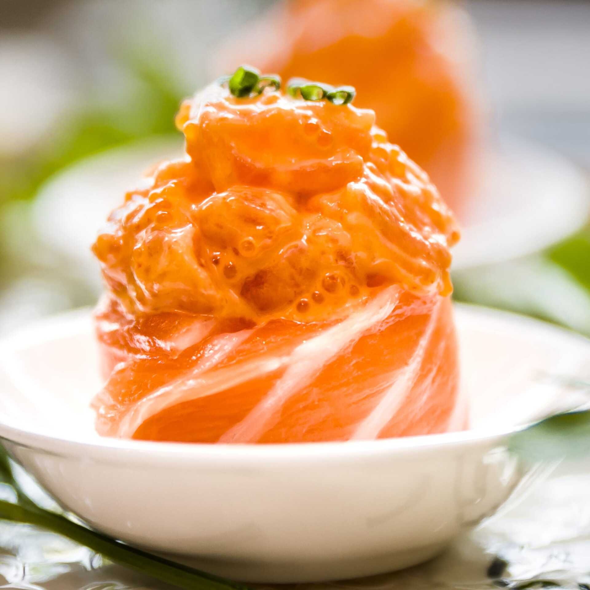 gunkan di salmone in un ristorante giapponese a Bari all you can eat