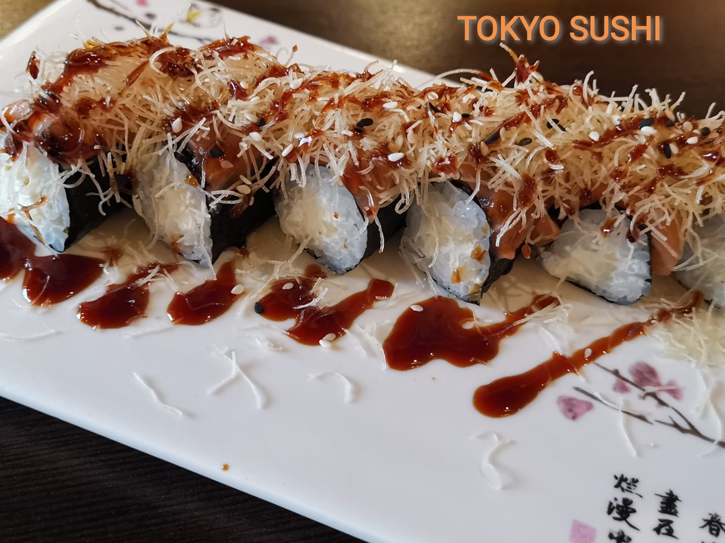 sushi con salsa teriyaki in un ristorante giapponese a Bari all you can eat