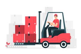 settore-logistica Una persona che aziona un carrello elevatore rosso, sollevando scatole rosse impilate in un magazzino.