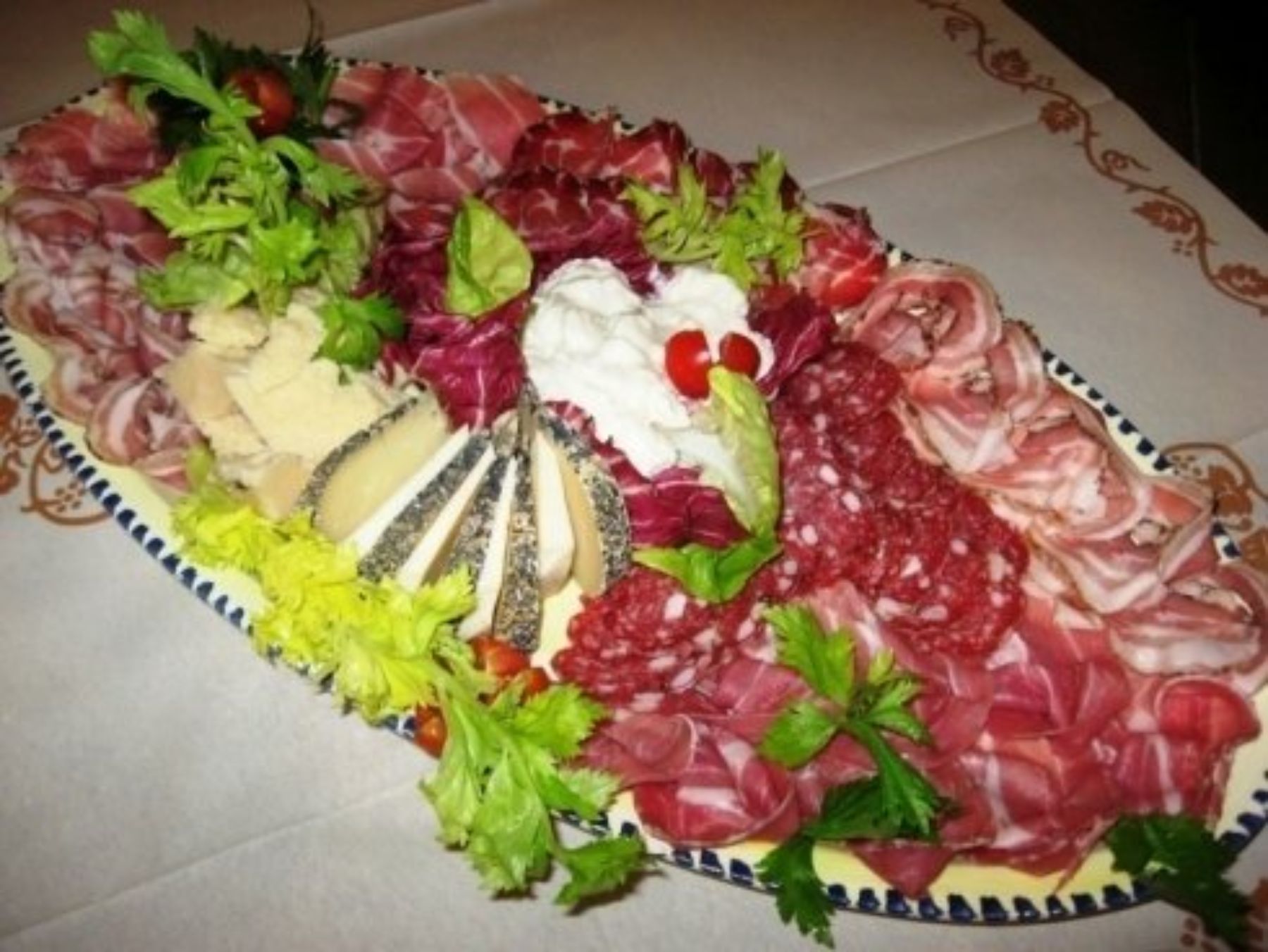vassoio con salumi e formaggi