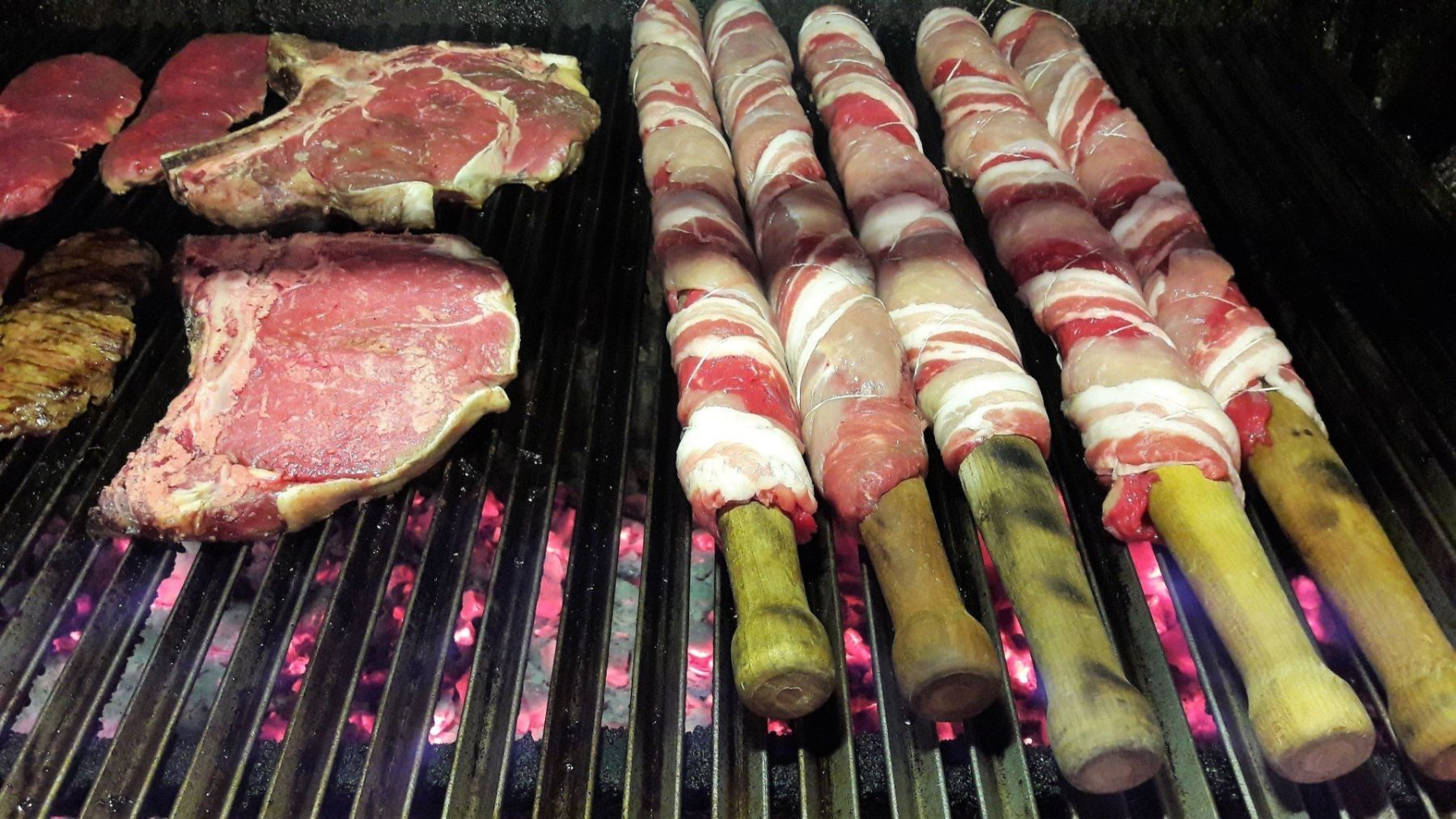 bistecche e asparagi avvolti da pancetta