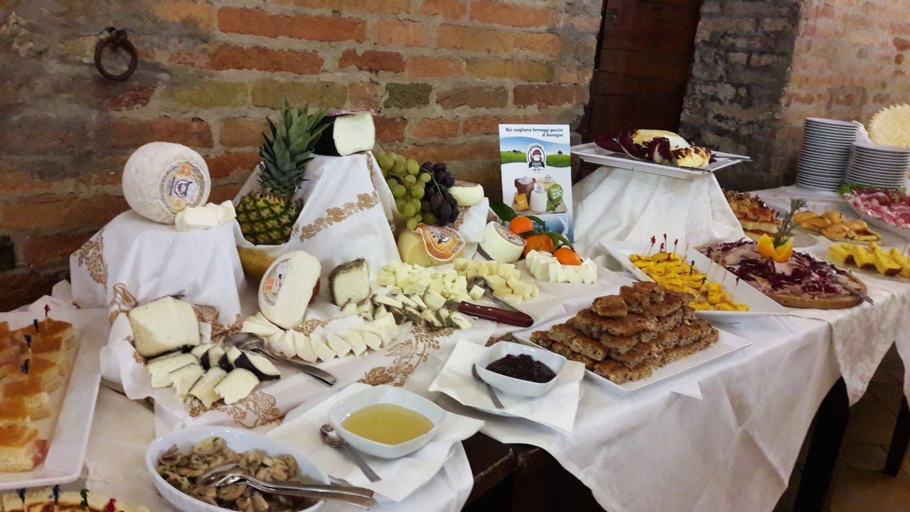 tavola con stuzzichini per un evento