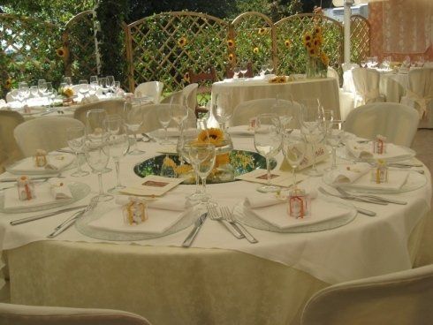 tavolo all'aperto allestito per un ricevimento