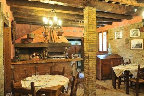 trattoria romagnola con arredi rustici