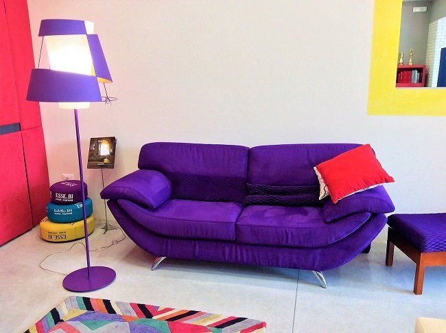 divano di design viola acceso