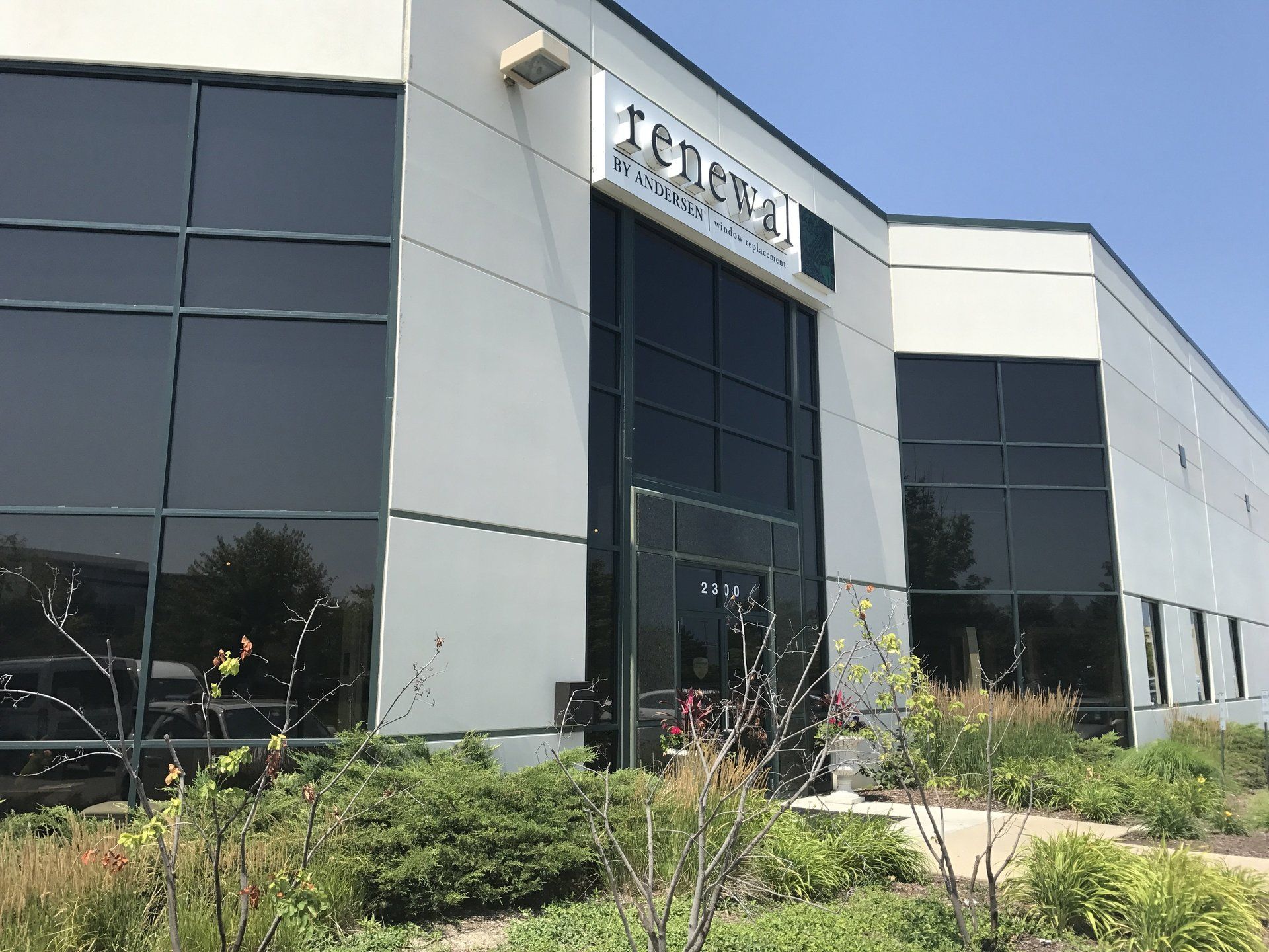 A large building with a lot of windows and a sign that says ' t & r ' on it